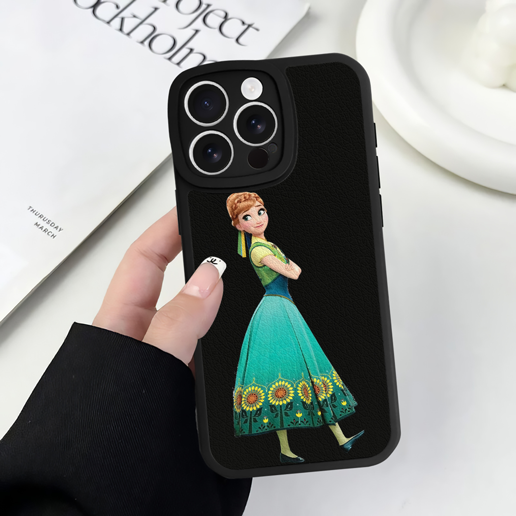 （画像用） アナと雪の女王 アンナ エルサ Frozen Anna Elsa 【iPhone 16シリーズ対応】シリコンスマホケース（レザー調） 材質：シリコン